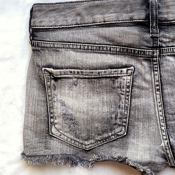 Express Jean Shorts in Distressed Black w/ Rough Edge Hem NWOT Size 2 - Picture 5 of 8